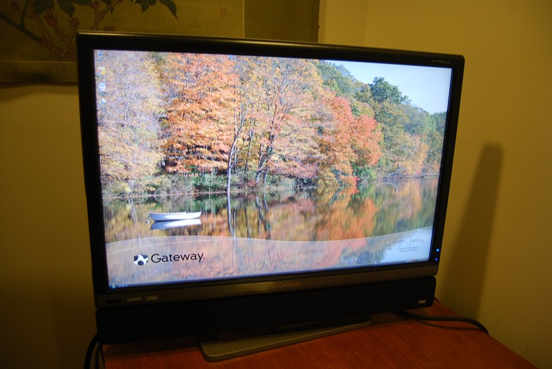 Illustration for article titled Gateway XHD3000 Extreme HD 30-Incher Reviewed (Verdict: Really Ties The Room Together)